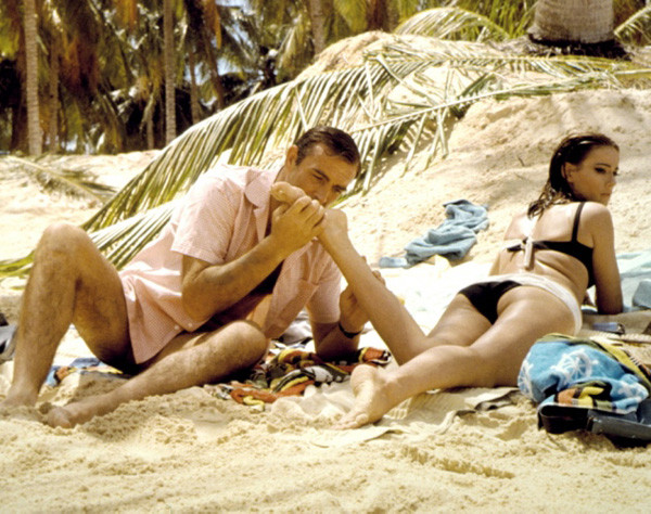 Claudine Auger, Hoa hậu Pháp, xuất hiện trong tập phim "Thunderball" năm 1965. Cô vào vai Domino Derval, cô gái đã phản bội lại ông chủ để giúp đỡ James Bond. Claudine Auger, Hoa hậu Pháp, xuất hiện trong tập phim "Thunderball" năm 1965. Cô vào vai Domino Derval, cô gái đã phản bội lại ông chủ để giúp đỡ James Bond.