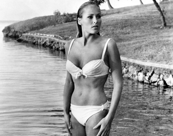 Nữ diễn viên Thụy Sĩ, Ursula Andress, vinh dự là Bond girl đầu tiên trong lịch sử. Cô vào vai người đẹp Honey Ryder trong tập "Dr. No", năm 1962. Sau bộ phim này, cô được coi là một biểu tượng sex thập niên 1960. Nữ diễn viên Thụy Sĩ, Ursula Andress, vinh dự là Bond girl đầu tiên trong lịch sử. Cô vào vai người đẹp Honey Ryder trong tập "Dr. No", năm 1962. Sau bộ phim này, cô được coi là một biểu tượng sex thập niên 1960.