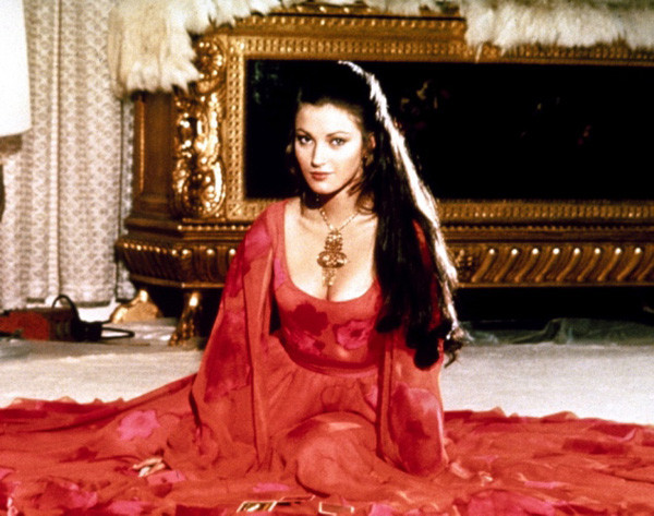 Nữ diễn viên Jane Seymore thủ vai cô gái đọc quân bài đoán trước tương lai trong bộ phim "Live and Let Die" năm 1973. Nữ diễn viên Jane Seymore thủ vai cô gái đọc quân bài đoán trước tương lai trong bộ phim "Live and Let Die" năm 1973.