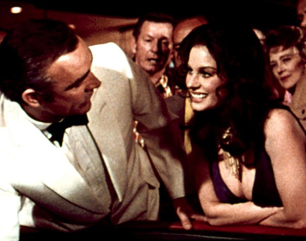Mỹ nhân người Nga, Lana Wood, đóng cặp với Sean Connery trong tập phim "'Diamonds are Forever" năm 1971. Mỹ nhân người Nga, Lana Wood, đóng cặp với Sean Connery trong tập phim "'Diamonds are Forever" năm 1971.