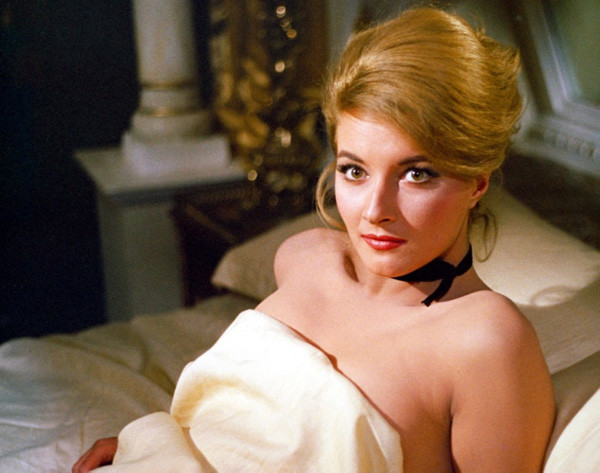 Daniela Bianchi, nữ diễn viên Italy, cũng xuất hiện trong "From Russia with Love" với vai hạ sĩ Sô Viết đã đào ngủ sau khi yêu chàng gián điệp người Anh. Daniela Bianchi, nữ diễn viên Italy, cũng xuất hiện trong "From Russia with Love" với vai hạ sĩ Sô Viết đã đào ngủ sau khi yêu chàng gián điệp người Anh.
