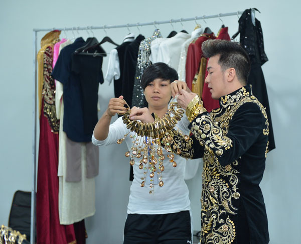 Các phụ kiện trang phục diễn của anh khá rườm rà, nên lúc nào cũng phải có người hỗ trợ.