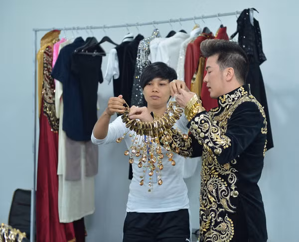 Các phụ kiện trang phục diễn của anh khá rườm rà, nên lúc nào cũng phải có người hỗ trợ.