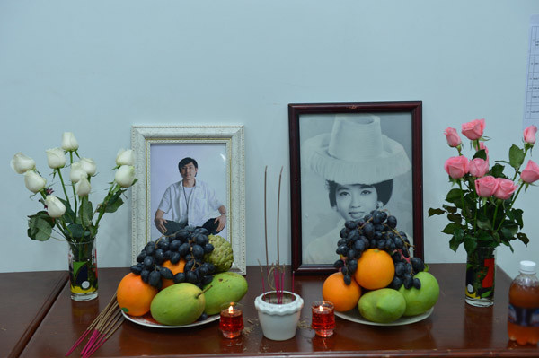 Đàm Vĩnh Hưng là người rất tin vào tâm linh. Ngoại trừ các show ca nhạc bình thường, bất kỳ liveshow nào anh cũng lập bàn thờ, đặt di ảnh của cố nghệ sĩ Thanh Nga và cố đạo diễn Huỳnh Phúc Điền ở những vị trí rất trang trọng. Tối 5/10, anh 'đưa' hai cố nghệ sĩ ra Đà Nẵng để 'dự' liveshow 'Số phận' của mình.