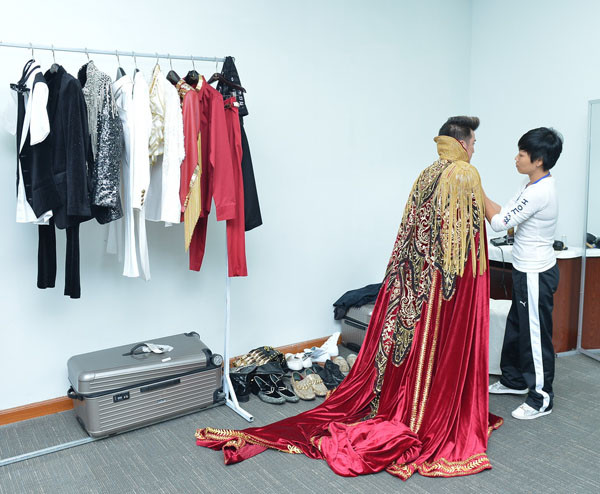 Đêm 'Số phận' của Đàm Vĩnh Hưng ở Đà Nẵng 'bê nguyên si' chương trình tại TP HCM ra.