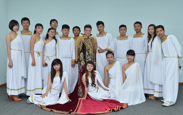 Anh chụp ảnh lưu niệm với các vũ công trước khi ra sân khấu.