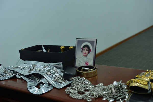 Phụ kiện rất lỉnh kỉnh. Anh chăm chút từ chi tiết nhỏ nhất.