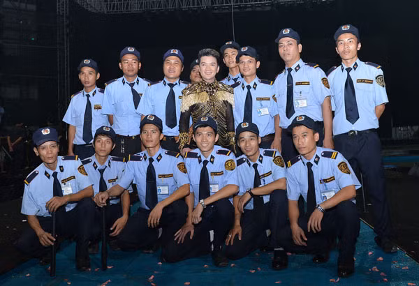 Các vệ sĩ cũng 'tranh thủ' chụp ảnh trước khi bắt đầu nhiệm vụ bảo vệ để chương trình diễn ra tốt đẹp.