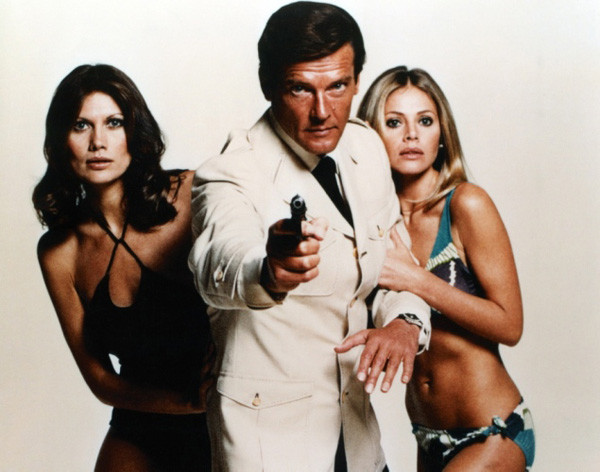 Hai người đẹp Maud Adams (vai Andrea Anders) và Britt Ekland (vai Mary Goodnight) trong "Man With the Golden Gun" năm 1974. Hai người đẹp Maud Adams (vai Andrea Anders) và Britt Ekland (vai Mary Goodnight) trong "Man With the Golden Gun" năm 1974.