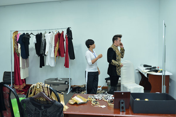 Trong quá trình chuẩn bị, Đàm Vĩnh Hưng vẫn phải bận rộn trao đổi công việc với bên ngoài.