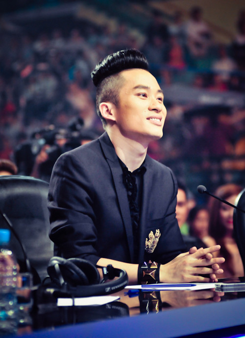 Ca khúc "Chiếc khăn Piêu" của Tùng Dương từng đoạt giải Bài hát yêu thích của năm.