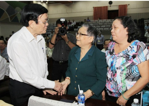 Chủ tịch nước giải đáp các ý kiến, thắc mắc của cử tri TP.HCM (ảnh: TTXVN)