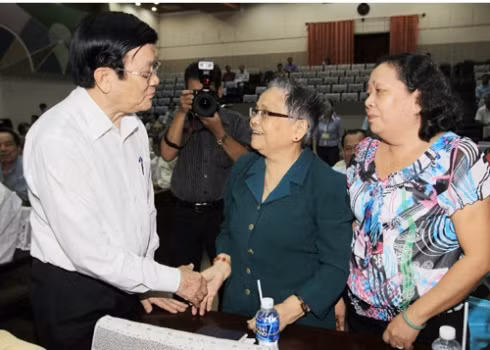 Chủ tịch nước giải đáp các ý kiến, thắc mắc của cử tri TP.HCM (ảnh: TTXVN) Chủ tịch nước giải đáp các ý kiến, thắc mắc của cử tri TP.HCM (ảnh: TTXVN)