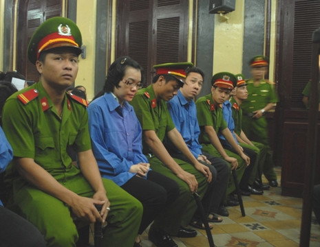 Huyền Như (thứ hai, trái sang) và các đồng phạm tại tòa phúc thẩm. Huyền Như (thứ hai, trái sang) và các đồng phạm tại tòa phúc thẩm.