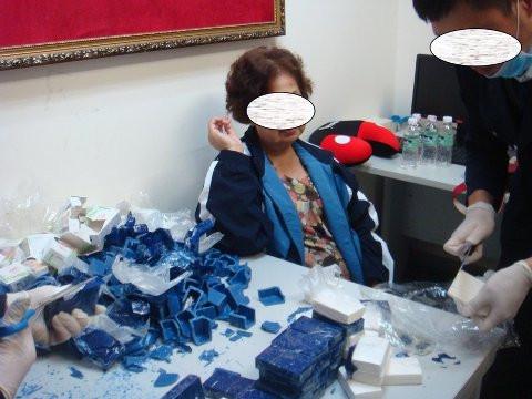 Bà lão N và tang vật gần 3kg heroin ngụy trang dưới các cục xà bông. Bà lão N và tang vật gần 3kg heroin ngụy trang dưới các cục xà bông.