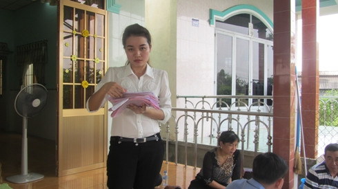 Chị Thủy - em ruột tử tù Hải với chồng giấy biên lai bưu điện khi gửi đơn kêu cứu (ảnh: Thế Phú) Chị Thủy - em ruột tử tù Hải với chồng giấy biên lai bưu điện khi gửi đơn kêu cứu (ảnh: Thế Phú)