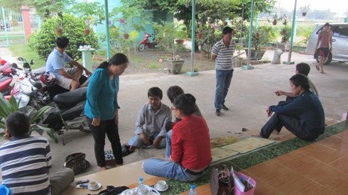 Hàng xóm láng giềng, người thân đến chúc mừng với gia đình người thân tử tù Duy Hải (ảnh: Thế Phú) Hàng xóm láng giềng, người thân đến chúc mừng với gia đình người thân tử tù Duy Hải (ảnh: Thế Phú)