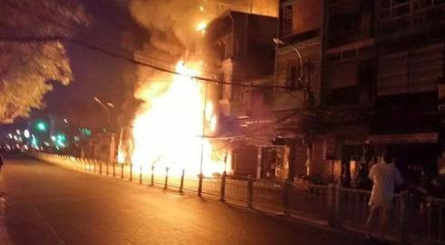 Ngọn lửa bốc lên rất cao, bắt đầu từ tiệm karaoke New (ảnh: bạn đọc cung cấp)