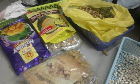 Tang vật bên trong hành lý của Lee là heroin ngụy trang dưới vỏ bọc đậu phộng và kẹo (ảnh: H.Q) Tang vật bên trong hành lý của Lee là heroin ngụy trang dưới vỏ bọc đậu phộng và kẹo (ảnh: H.Q)