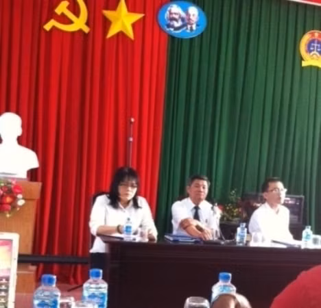 Thẩm phán - Phó Chánh án Tòa án nhân dân tỉnh Long An, ông Lê Quang Hùng (ngồi giữa)