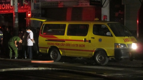 Xe cứu thương của ngành y tế nhanh chóng có mặt, đưa nạn nhân tử vong về khám nghiệm tử thi (Ảnh: T.P)