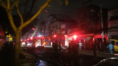 Hàng chục xe chữa cháy của các quận ở TP.HCM nhanh chóng có mặt, dập lửa (ảnh: T.P)