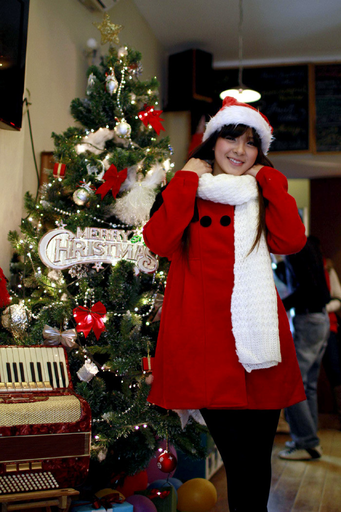 Dương Thùy Anh từng lọt vào danh sách Top 100 MissTeen năm 2010. Trong bồ đồ đậm chất Ông già Noel trông cô nàng thật xinh xắn. Sắc đổ ấm cúng kết tông với màu trắng của khăn và vành mũ làm cho Thùy Anh thêm rực rỡ trong cái lạnh giá của mùa Đông ảm đạm. Dương Thùy Anh từng lọt vào danh sách Top 100 MissTeen năm 2010. Trong bồ đồ đậm chất Ông già Noel trông cô nàng thật xinh xắn. Sắc đổ ấm cúng kết tông với màu trắng của khăn và vành mũ làm cho Thùy Anh thêm rực rỡ trong cái lạnh giá của mùa Đông ảm đạm.
