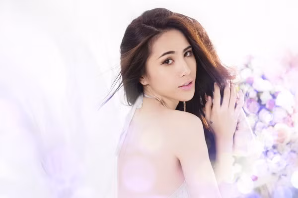 Sau gần nửa năm đoạt giải Á quân “Bước nhảy hoàn vũ”, Thủy Tiên và các cộng sự mới tung ra album vol.6 “Vẫn mãi yêu anh”. Trong album này, hình ảnh của Thủy Tiên sang trọng và gợi cảm hơn.