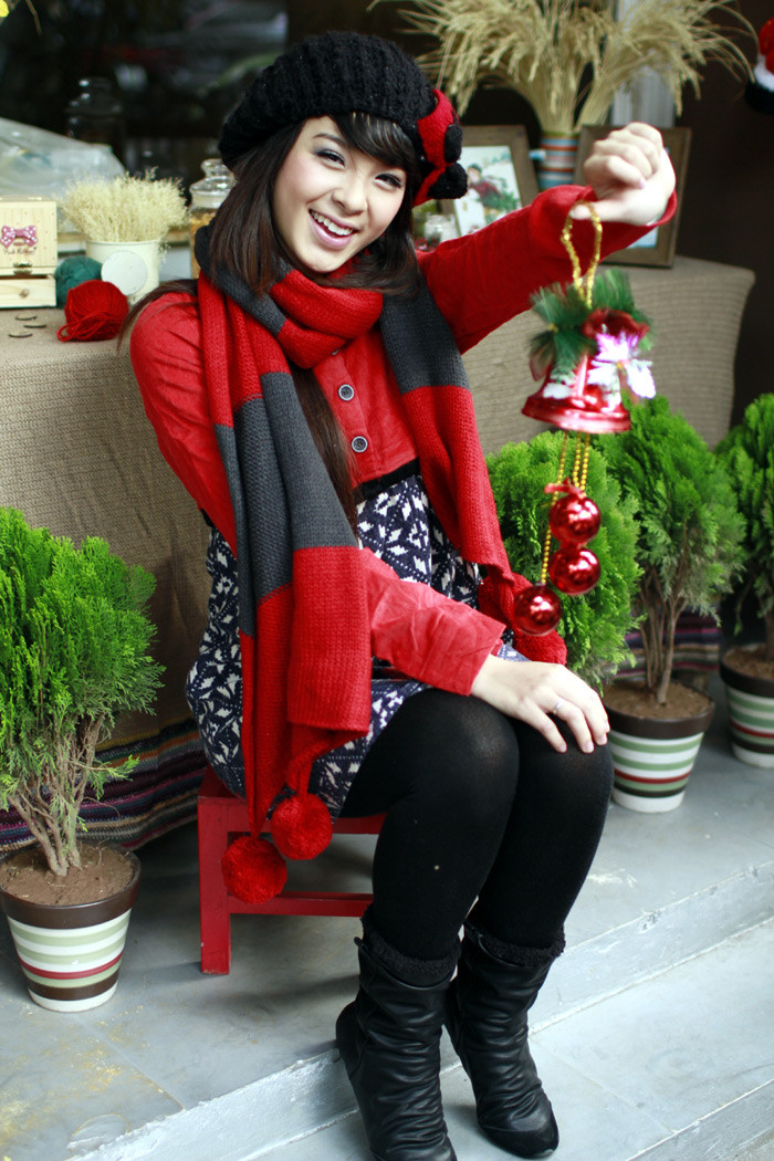Trang điểm nhẹ nhàng, nhấn mắt xanh đúng chất Noel trông cô nàng thật tươi trẻ và đầy sức sống. Trang điểm nhẹ nhàng, nhấn mắt xanh đúng chất Noel trông cô nàng thật tươi trẻ và đầy sức sống.