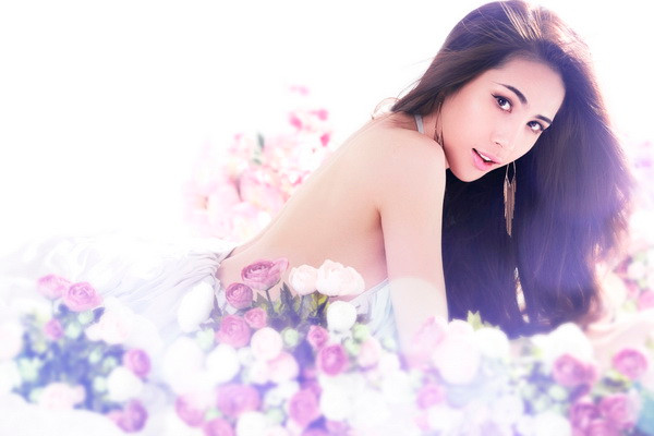 Để MV đạt chất lượng tốt nhất, toàn bộ phim trường đã được lót gạch bóng và rất nhiều vải được sử dụng để có được shoot hình đầu tiên thật huyền ảo, lộng lẫy, hoành tráng như các chương trình thời trang của Victoria's Secret Fashion Show. Kinh phí cho những đạo cụ hậu trường lên đến 120 triệu đồng. Để MV đạt chất lượng tốt nhất, toàn bộ phim trường đã được lót gạch bóng và rất nhiều vải được sử dụng để có được shoot hình đầu tiên thật huyền ảo, lộng lẫy, hoành tráng như các chương trình thời trang của Victoria's Secret Fashion Show. Kinh phí cho những đạo cụ hậu trường lên đến 120 triệu đồng.