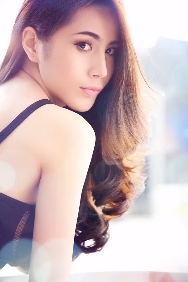 Trang phục mà Thủy Tiên mặc trong clip được ê kíp đặt thiết kế riêng với chi phí hơn 200 triệu. Khán giả sẽ bất ngờ với những hình ảnh quyến rũ, gợi cảm của Thủy Tiên quay với chú ngựa thật rất xinh đẹp. Đôi chân dài của cô cũng được khai thác trên sàn catwalk trong clip ca nhạc mới với những hình ảnh đẹp và mới lạ.