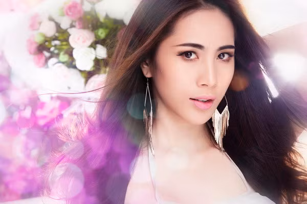 Thủy Tiên vừa ký 3 hợp đồng quảng cáo và đại diện sản phẩm. Sắp tới, cô cũng sẽ xuất hiện trong các clip quảng cáo phát sóng trên truyền hình cả nước, với vai trò người mẫu quảng cáo, đại diện thương hiệu cho hai sản phẩm.