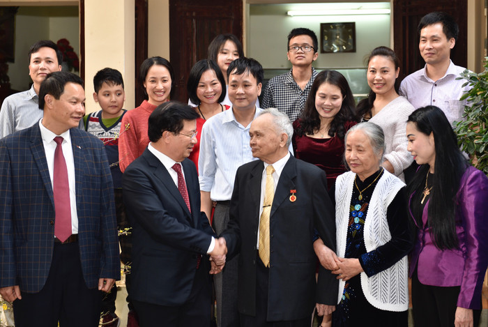 Phó Thủ tướng Trịnh Đình Dũng chúc Tết đồng chí Nguyễn Hạnh, Đảng viên 70 năm tuổi Đảng. Ảnh: VGP/Nhật Bắc Phó Thủ tướng Trịnh Đình Dũng chúc Tết đồng chí Nguyễn Hạnh, Đảng viên 70 năm tuổi Đảng. Ảnh: VGP/Nhật Bắc