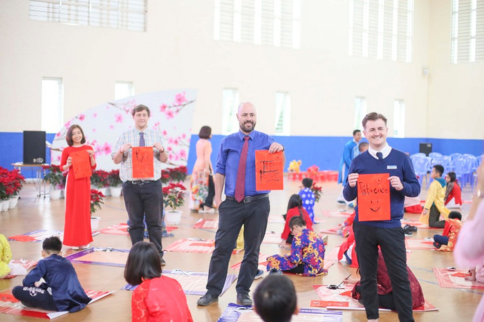 Các thầy giáo ngoại quốc cũng tham gia khai bút