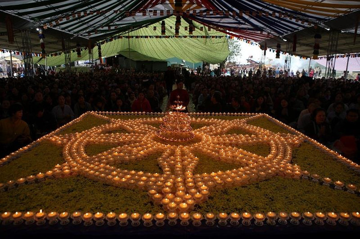 Hàng nghìn ngọn nến được thắp sáng trong buổi lễ
