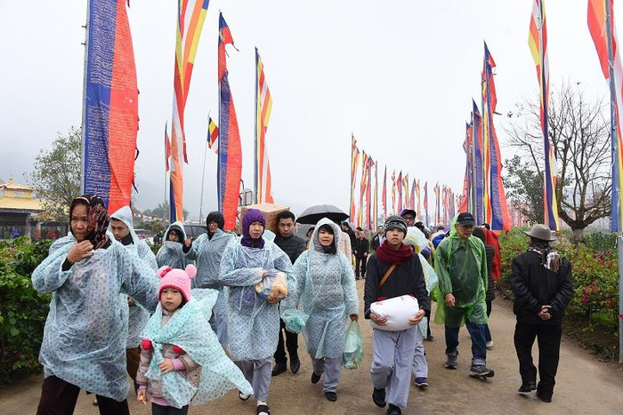 Đội mưa xuân để đến tham gia Pháp hội cầu siêu cho chư hương linh và cầu an tại Bảo tháp Tây Thiên