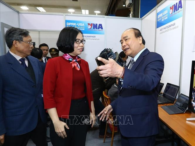 Đến kiểm tra Trung tâm Báo chí quốc tế ngày 24/2, Thủ tướng Nguyễn Xuân Phúc chỉ đạo tập thể lãnh đạo, phóng viên, biên tập viên, cán bộ Thông tấn xã Việt Nam đưa thông tin chính xác, nhanh và đa dạng về Hội nghị Thượng đỉnh Mỹ - Triều Tiên lần thứ hai. Ảnh: TTXVN Đến kiểm tra Trung tâm Báo chí quốc tế ngày 24/2, Thủ tướng Nguyễn Xuân Phúc chỉ đạo tập thể lãnh đạo, phóng viên, biên tập viên, cán bộ Thông tấn xã Việt Nam đưa thông tin chính xác, nhanh và đa dạng về Hội nghị Thượng đỉnh Mỹ - Triều Tiên lần thứ hai. Ảnh: TTXVN