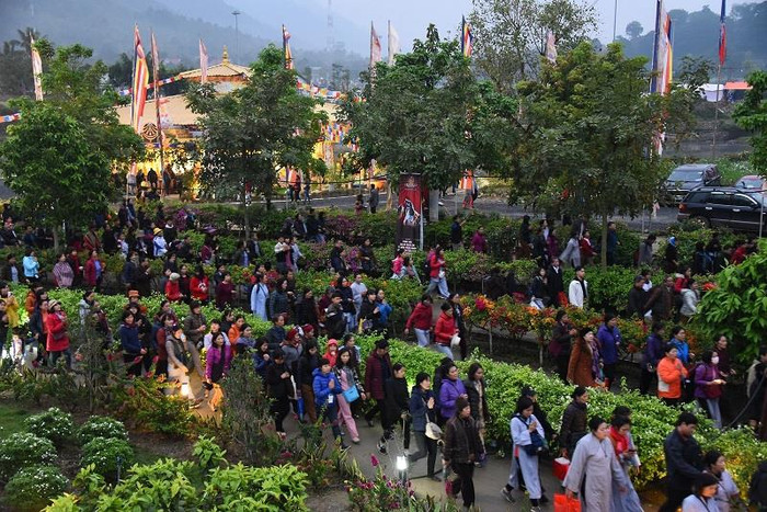 Sau khi kết thúc phần lễ chính Đức Pháp vương, chư tăng chư Ni và Phật tử cùng nhau vi nhiễu Đại Bảo Tháp 13 vòng, cầu nguyện quốc thái dân an, hòa bình thế giới