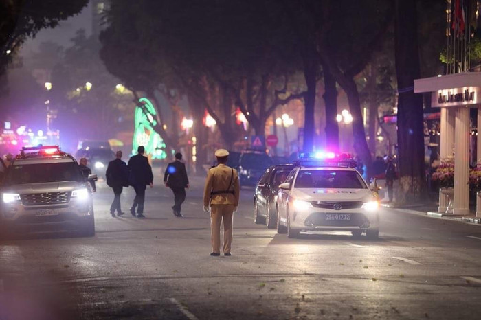 Đoàn xe của Tổng thống Donald Trump đến Khách sạn Sofitel Metropole. Ảnh: VGP/Nhật Bắc Đoàn xe của Tổng thống Donald Trump đến Khách sạn Sofitel Metropole. Ảnh: VGP/Nhật Bắc