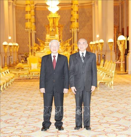 Tổng Bí thư, Chủ tịch nước Nguyễn Phú Trọng và Quốc vương Campuchia Norodom Sihamoni chụp ảnh chung. Ảnh: Trí Dũng/TTXVN Tổng Bí thư, Chủ tịch nước Nguyễn Phú Trọng và Quốc vương Campuchia Norodom Sihamoni chụp ảnh chung. Ảnh: Trí Dũng/TTXVN