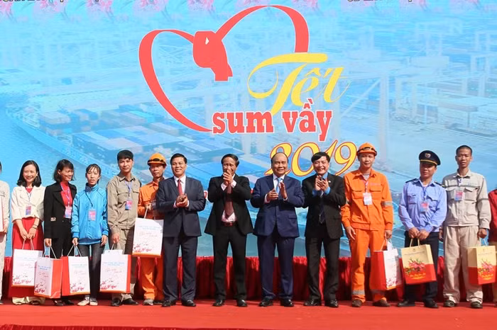 Thủ tướng Nguyễn Xuân Phúc, lãnh đạo Tổng Liên đoàn Lao động Việt Nam và Thành phố Hải Phòng trao quà tết, động viên công nhân lao động Hải Phòng tham dự chương trình Tết sum vầy 2019. Ảnh: Sơn Tùng