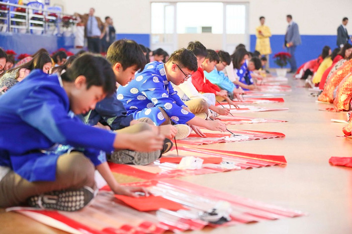 Các em học sinh tập trung viết những nét bút đầu tiên của năm mới Kỷ Hợi