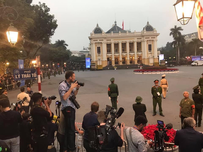 An ninh được thắt chặt xung quanh khu vực Khách sạn Sofitel Metropole. Ảnh: VGP/Nhật Bắc An ninh được thắt chặt xung quanh khu vực Khách sạn Sofitel Metropole. Ảnh: VGP/Nhật Bắc