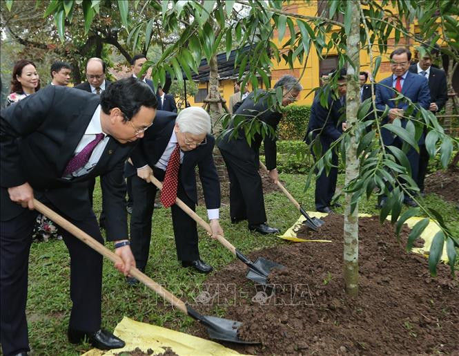 Tổng Bí thư, Chủ tịch nước Nguyễn Phú Trọng và các đại biểu trồng cây lưu niệm tại Khu di tích Chủ tịch Hồ Chí Minh, Phủ Chủ tịch. Tổng Bí thư, Chủ tịch nước Nguyễn Phú Trọng và các đại biểu trồng cây lưu niệm tại Khu di tích Chủ tịch Hồ Chí Minh, Phủ Chủ tịch.