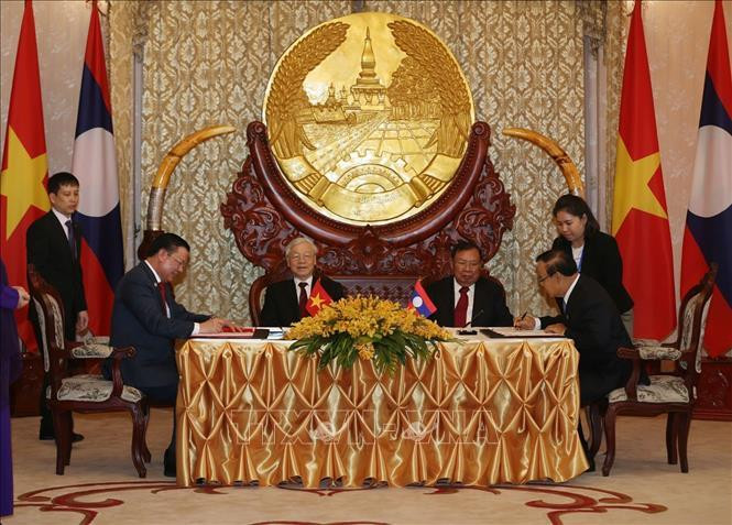 Tổng Bí thư, Chủ tịch nước Nguyễn Phú Trọng và Tổng Bí thư, Chủ tịch Lào Bounnhang Vorachith chứng kiến Lễ ký Hiệp định giữa Chính phủ Việt Nam và Chính phủ Lào về hợp tác tài chính. Ảnh: Trí Dũng/TTXVN Tổng Bí thư, Chủ tịch nước Nguyễn Phú Trọng và Tổng Bí thư, Chủ tịch Lào Bounnhang Vorachith chứng kiến Lễ ký Hiệp định giữa Chính phủ Việt Nam và Chính phủ Lào về hợp tác tài chính. Ảnh: Trí Dũng/TTXVN