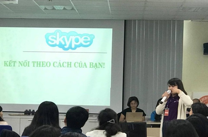 Cô Nguyễn Thị Thúy báo cáo tại hội thảo “Sử dụng Office 365 trong giảng dạy” trong “Diễn đàn Giáo dục Việt Nam” ở Hà Nội Cô Nguyễn Thị Thúy báo cáo tại hội thảo “Sử dụng Office 365 trong giảng dạy” trong “Diễn đàn Giáo dục Việt Nam” ở Hà Nội