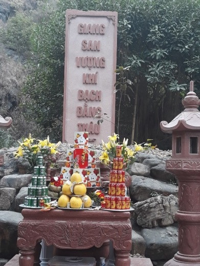 Bức phù điêu ghi câu của Phạm Sư Mạnh