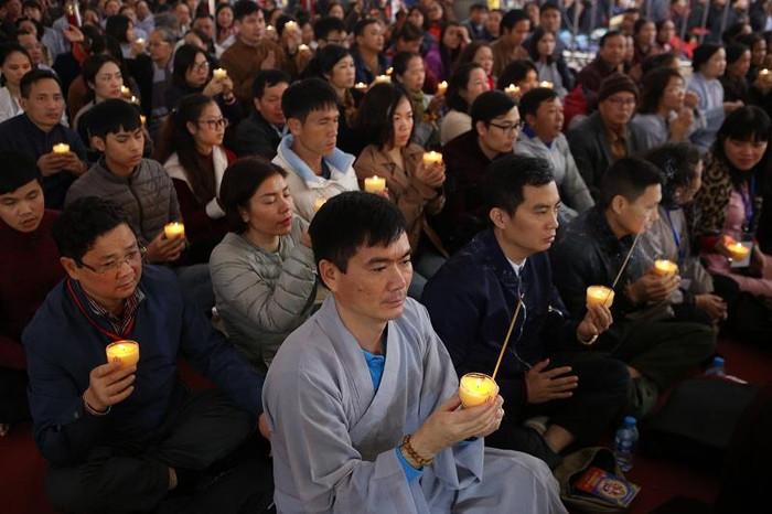 Các Phật tử đốt nến cầu nguyện hương linh được vãng sinh về cõi Tịnh Độ Đức Phật A Di Đà.