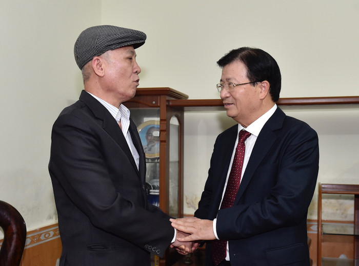 Phó Thủ tướng Trịnh Đình Dũng thăm hỏi đồng chí Hoàng Anh Phương, thương binh trong kháng chiến chống Mỹ. Ảnh: VGP/Nhật Bắc Phó Thủ tướng Trịnh Đình Dũng thăm hỏi đồng chí Hoàng Anh Phương, thương binh trong kháng chiến chống Mỹ. Ảnh: VGP/Nhật Bắc