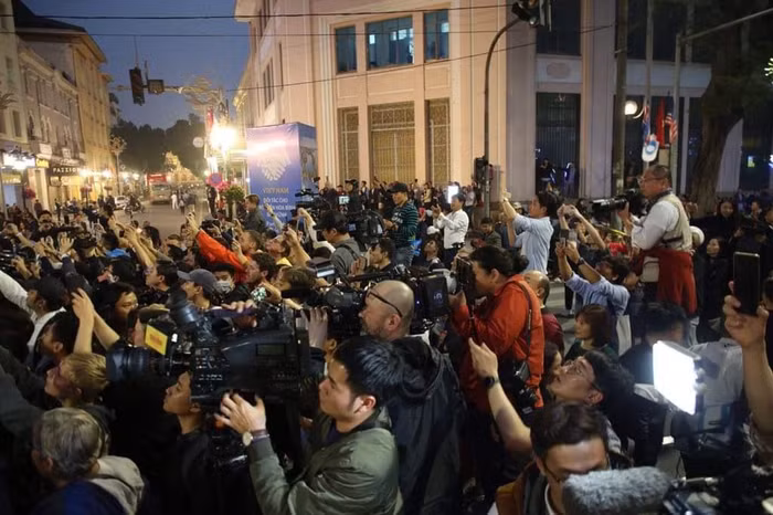 Rất đông phóng viên quốc tế và Việt Nam tác nghiệp tại khu vực ngã tư Tràng Tiền-Ngô Quyền gần Khách sạn Sofitel Metropole. Ảnh: VGP/Nhật Bắc